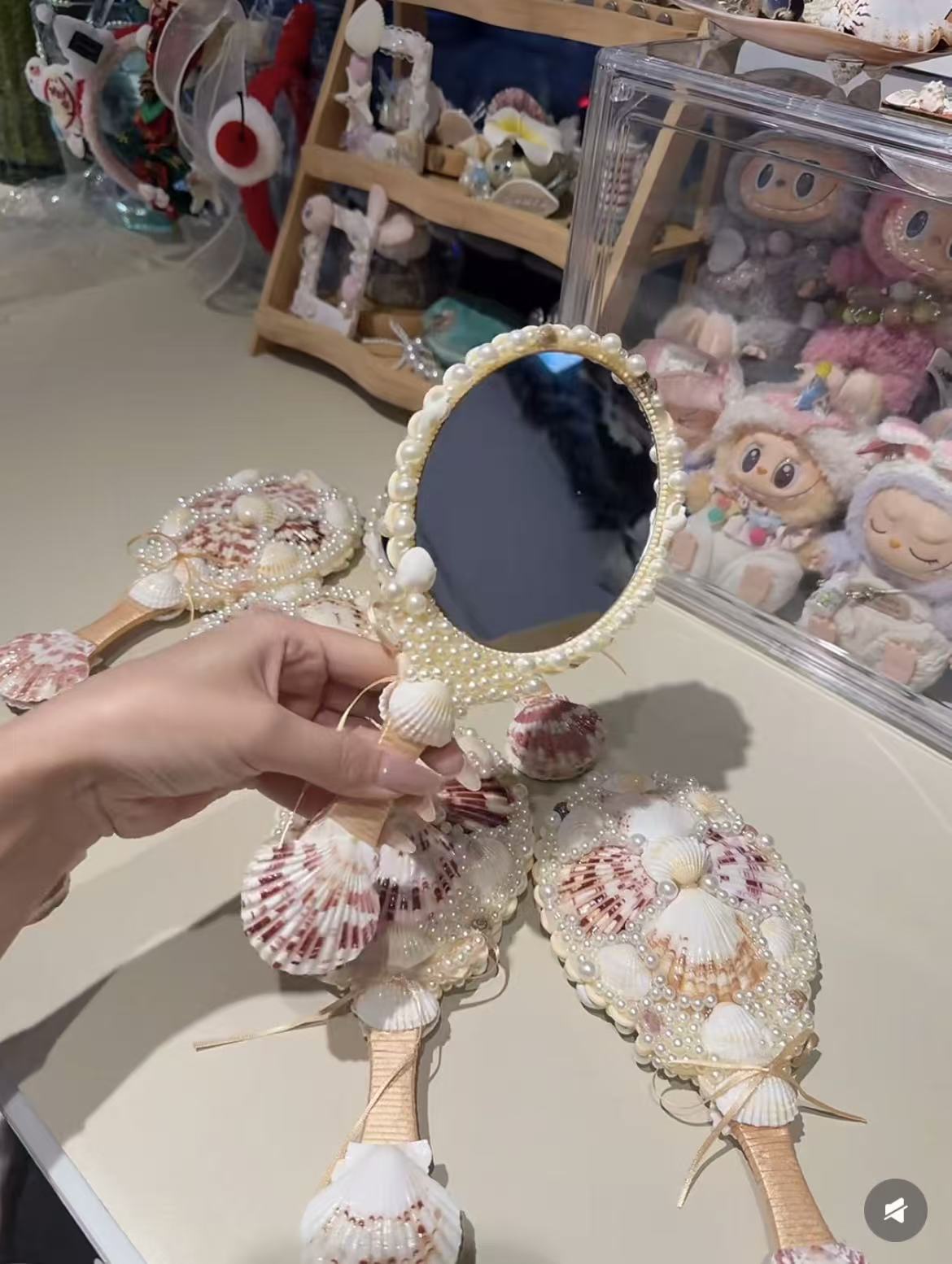 Shell-shaped hand mirror