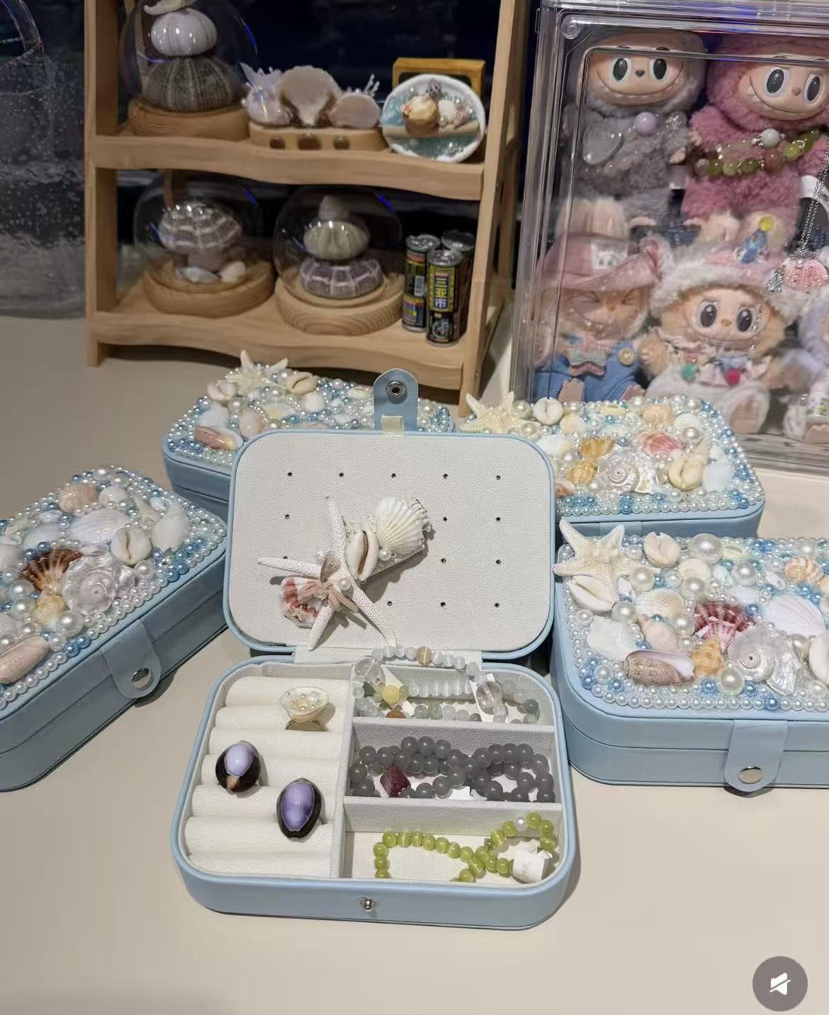 Shell-shaped make-up case
