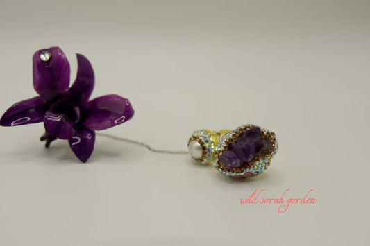 one of a kind (only one available)  Handmade Ring Set with Amethyst, Preserved Fresh Flower and Phalaenopsis。