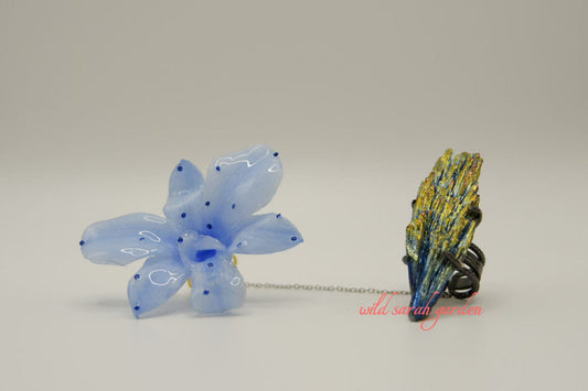 one of a kind (only one available)  Handmade Ring Set with Feather-shaped Azurite and Phalaenopsis。