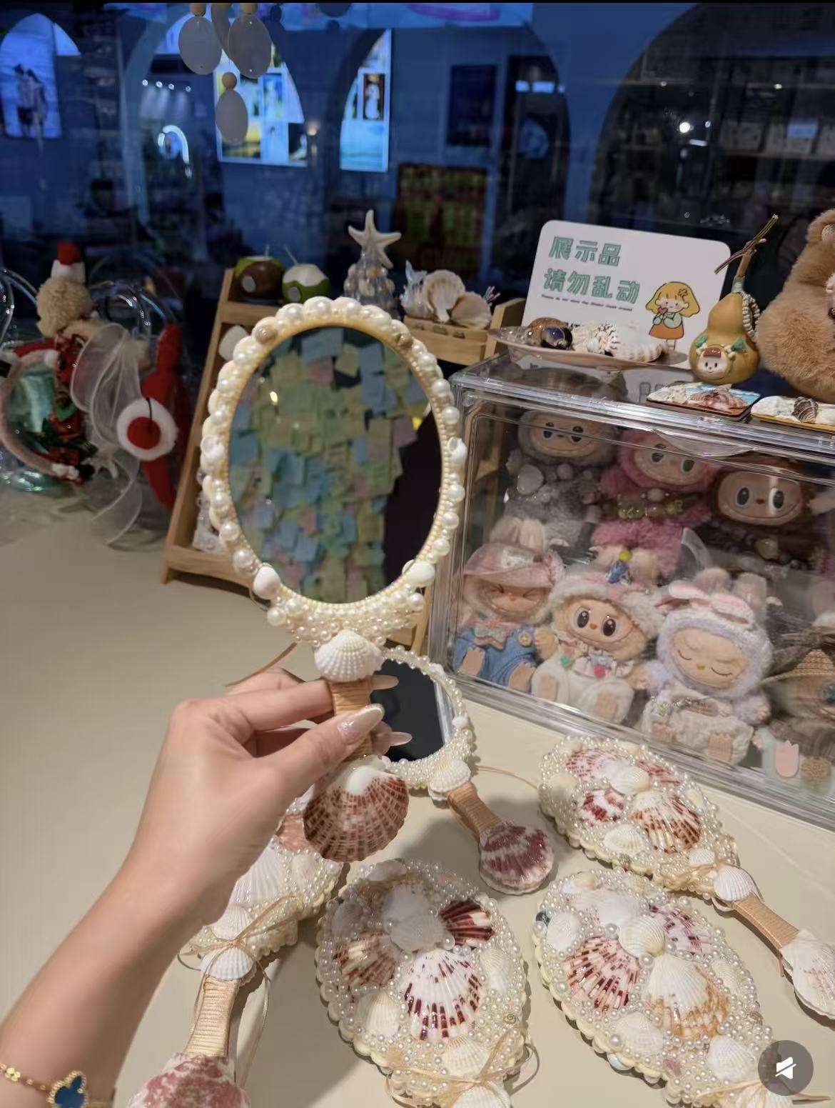Shell-shaped hand mirror