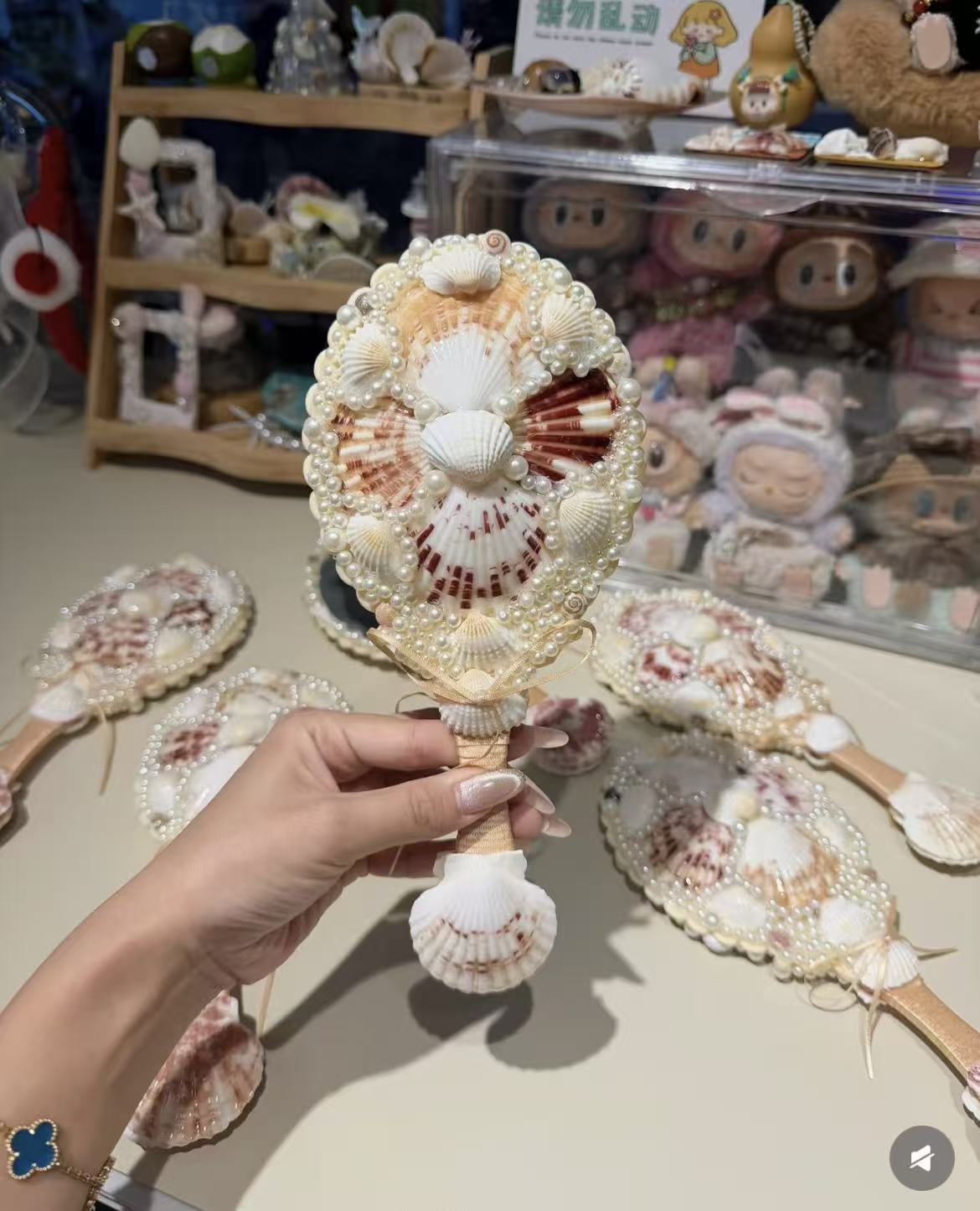 Shell-shaped hand mirror