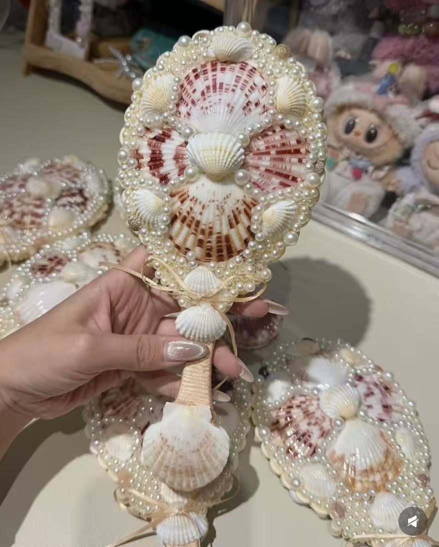 Shell-shaped hand mirror