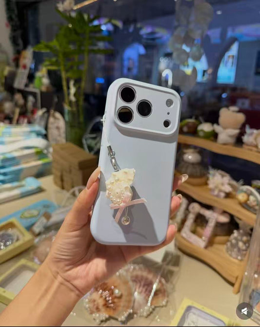 Shell-shaped mobile phone charm