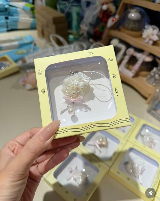 Shell-shaped mobile phone charm