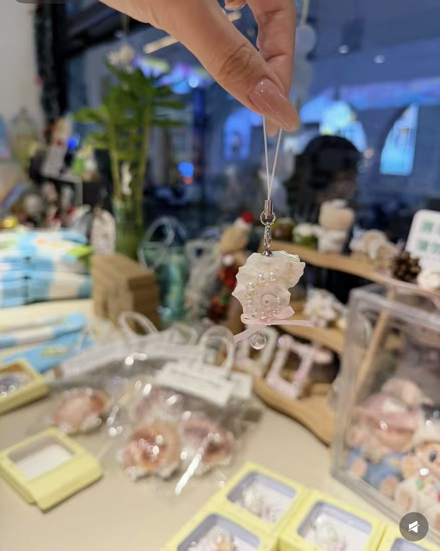 Shell-shaped mobile phone charm