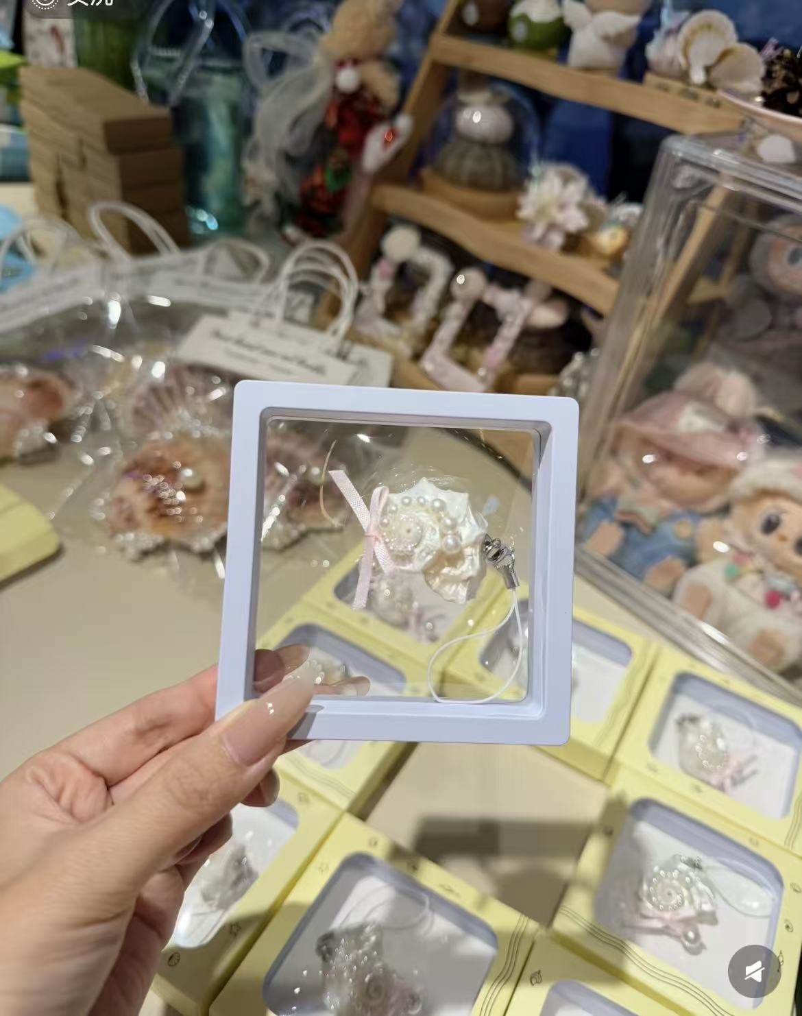 Shell-shaped mobile phone charm