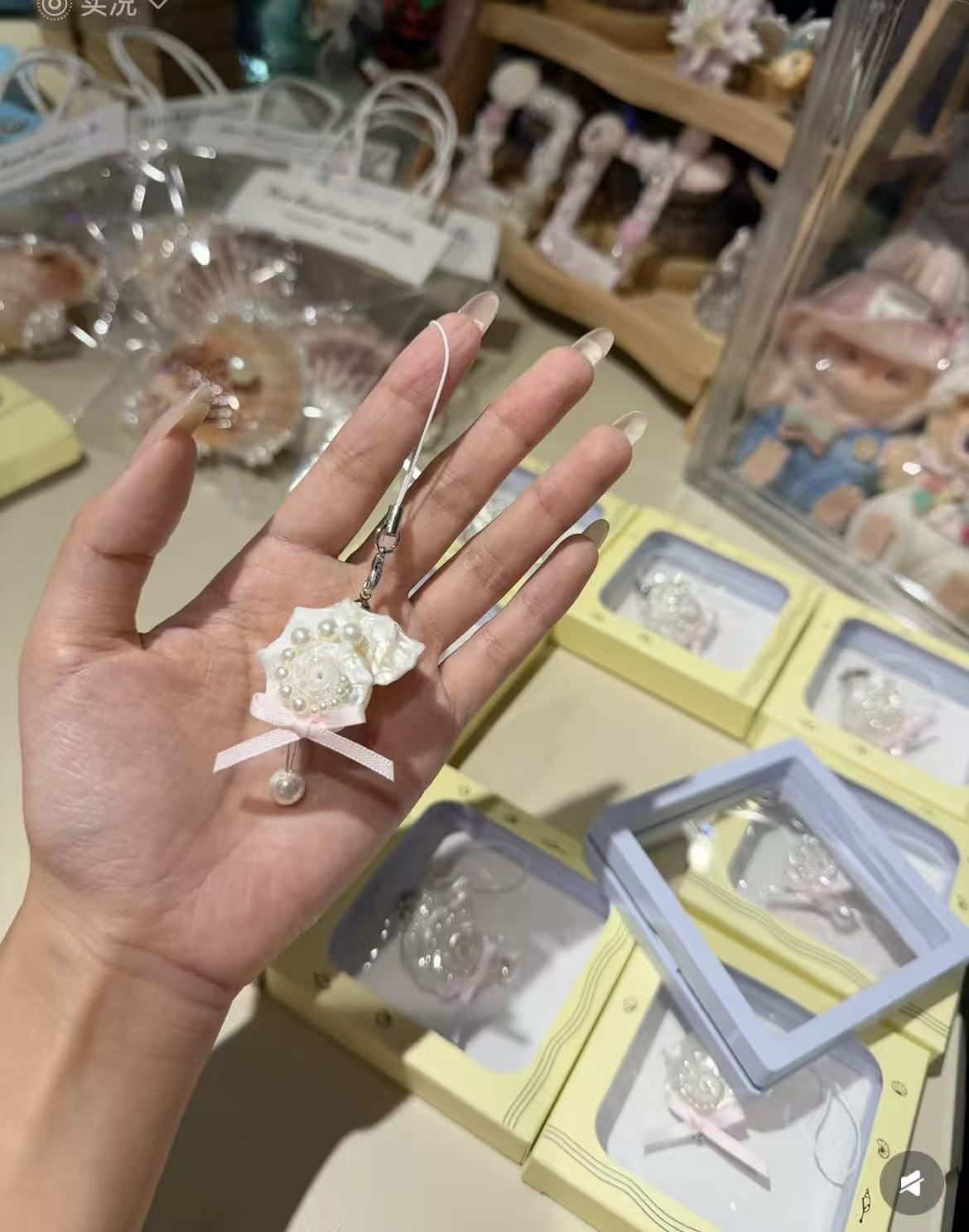 Shell-shaped mobile phone charm