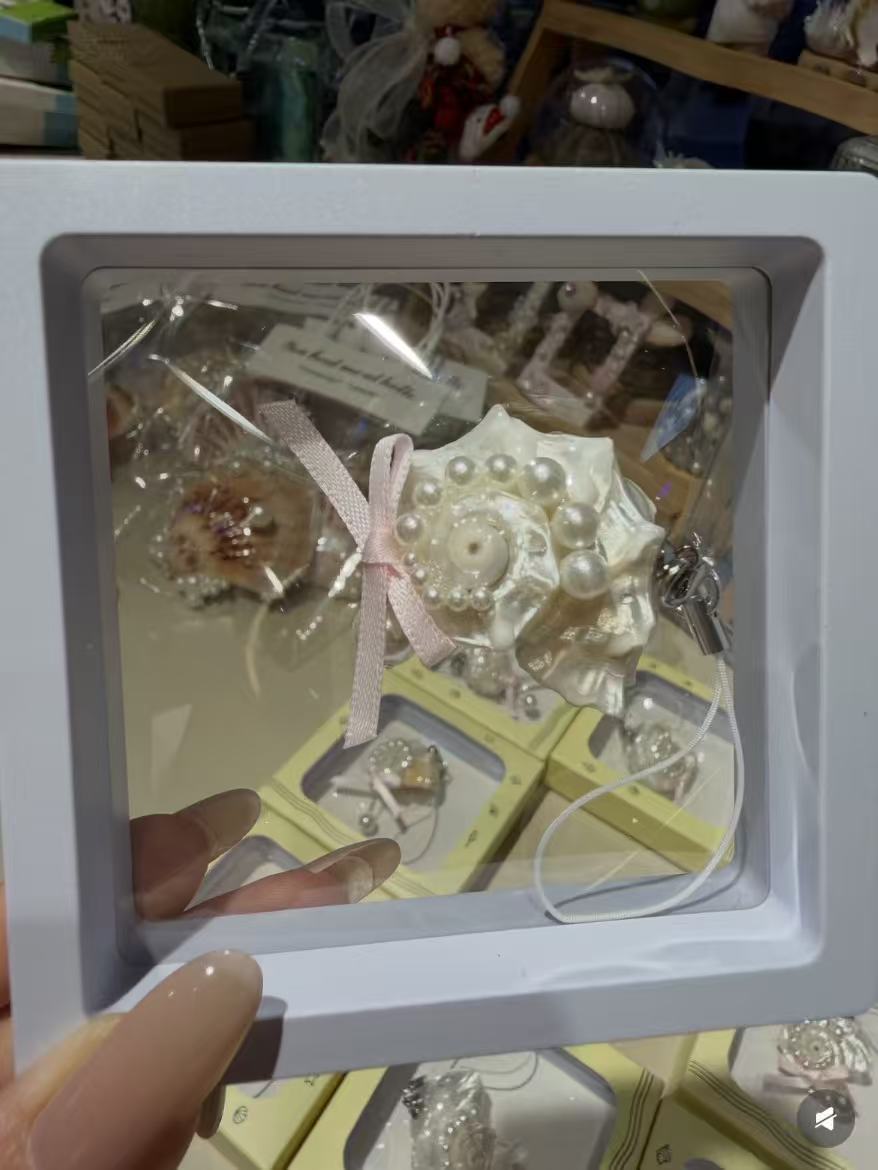 Shell-shaped mobile phone charm