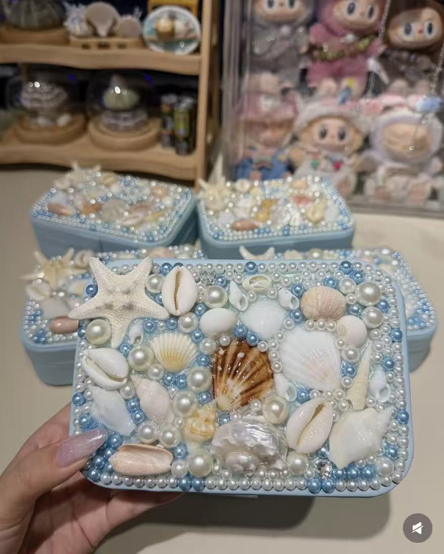 Shell-shaped make-up case