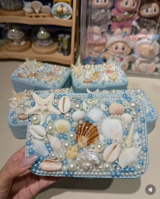 Shell-shaped make-up case