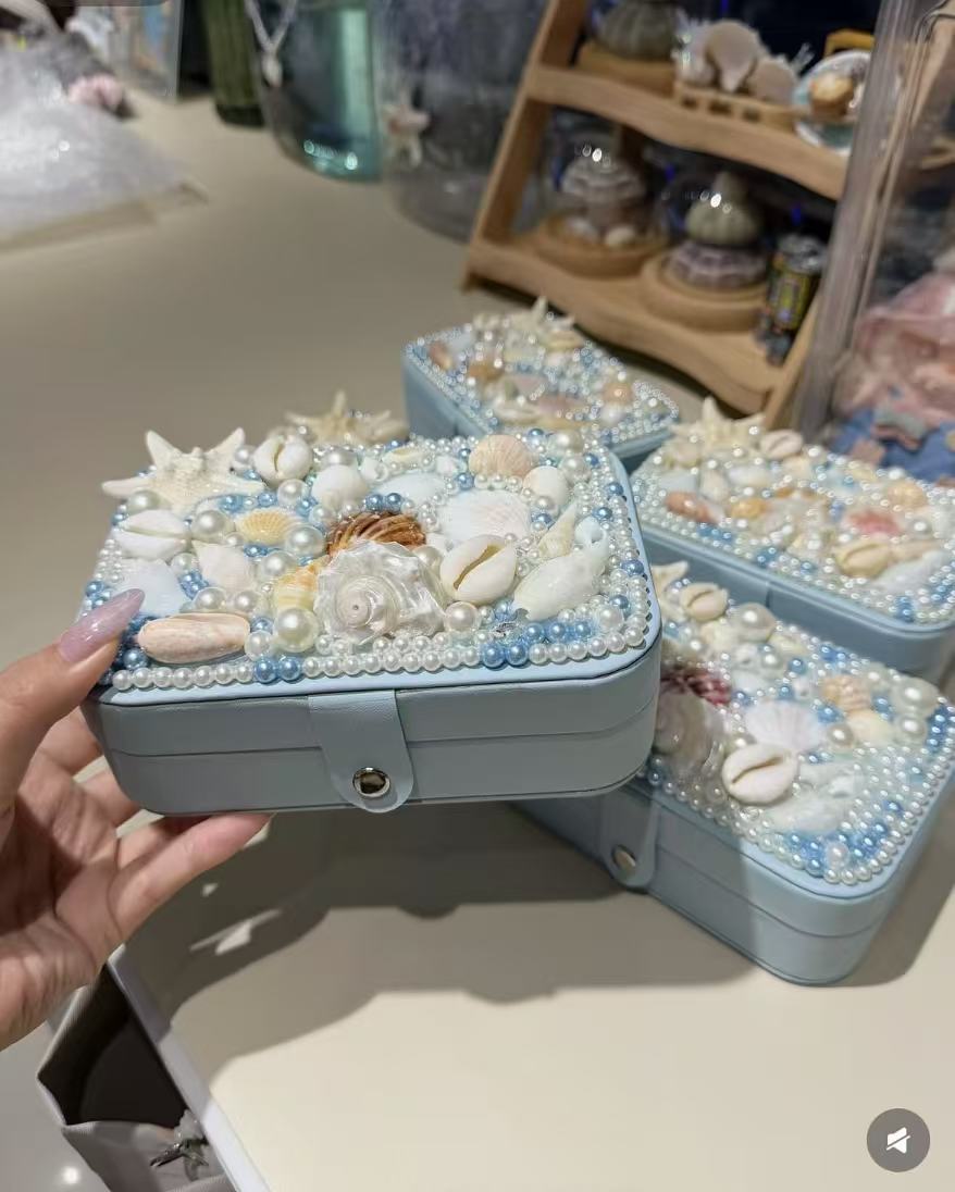 Shell-shaped make-up case