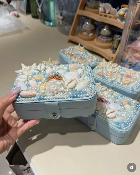 Shell-shaped make-up case
