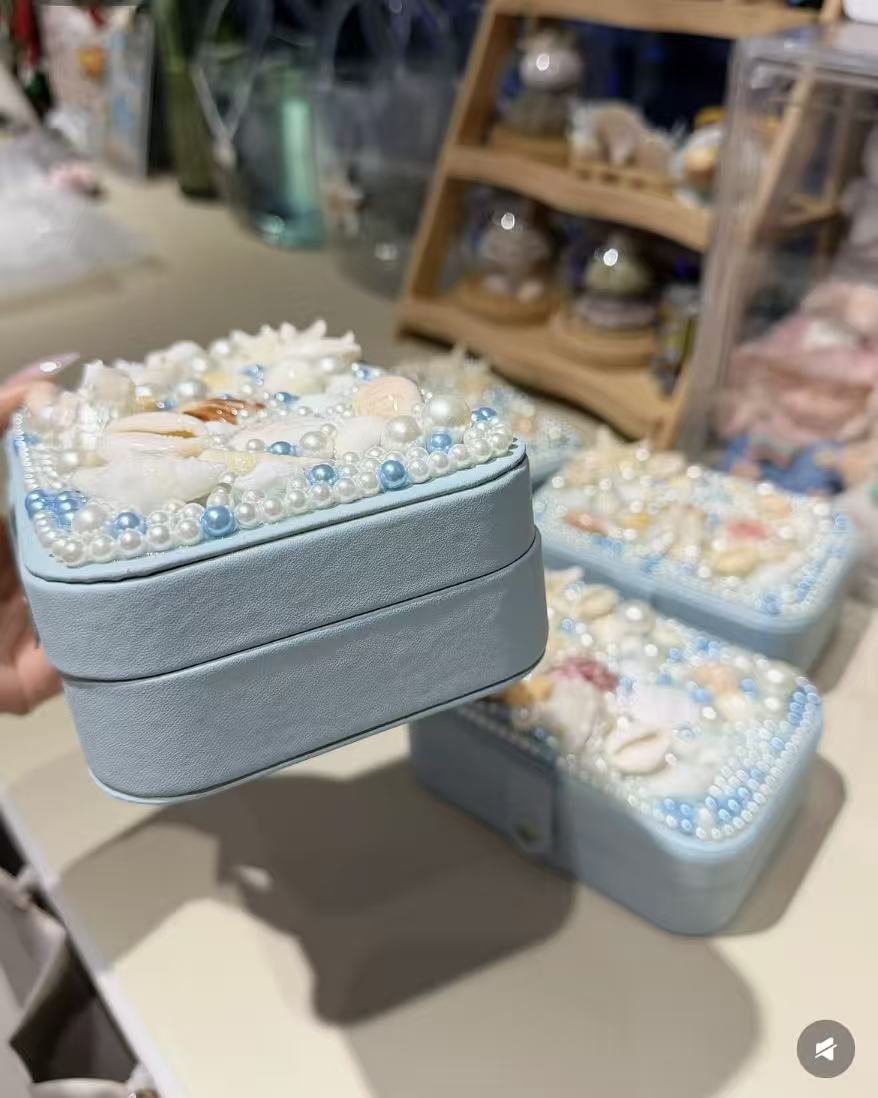 Shell-shaped make-up case