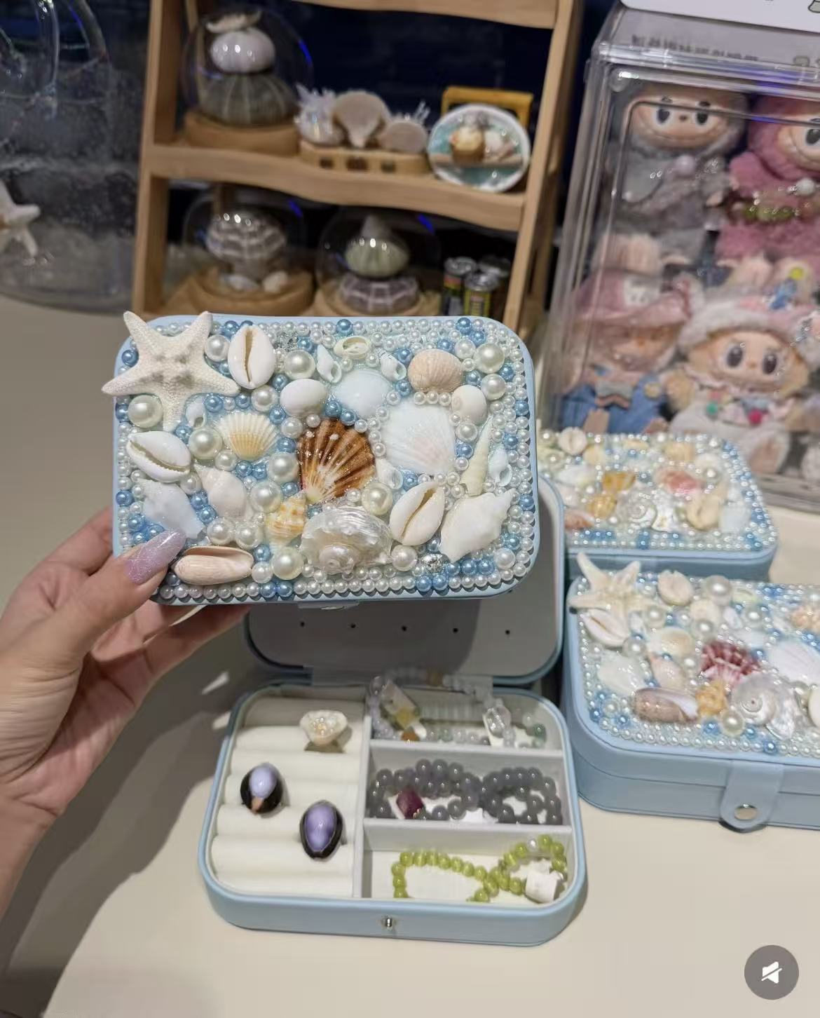Shell-shaped make-up case