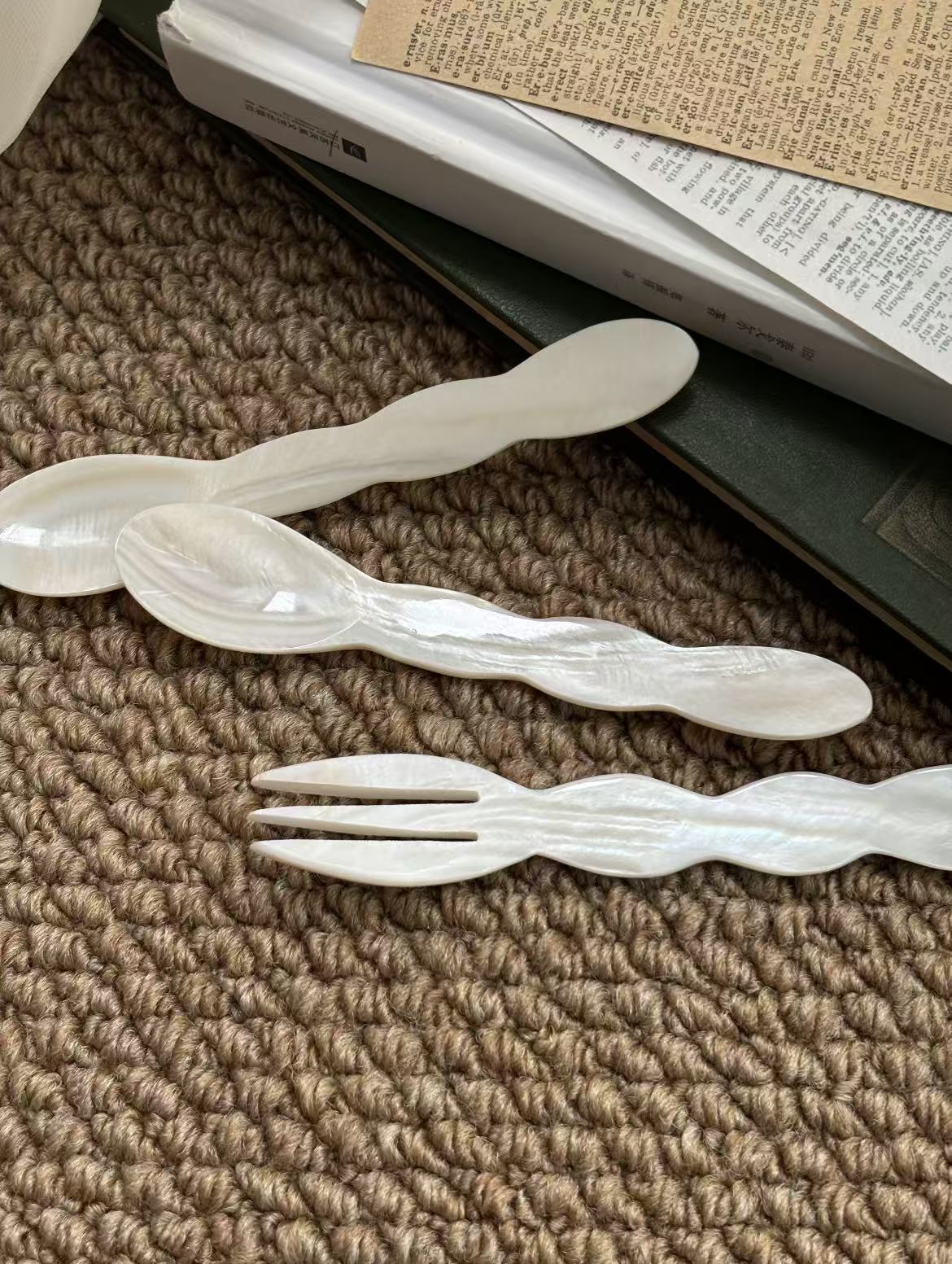 Wavy-patterned shell-shaped tableware
