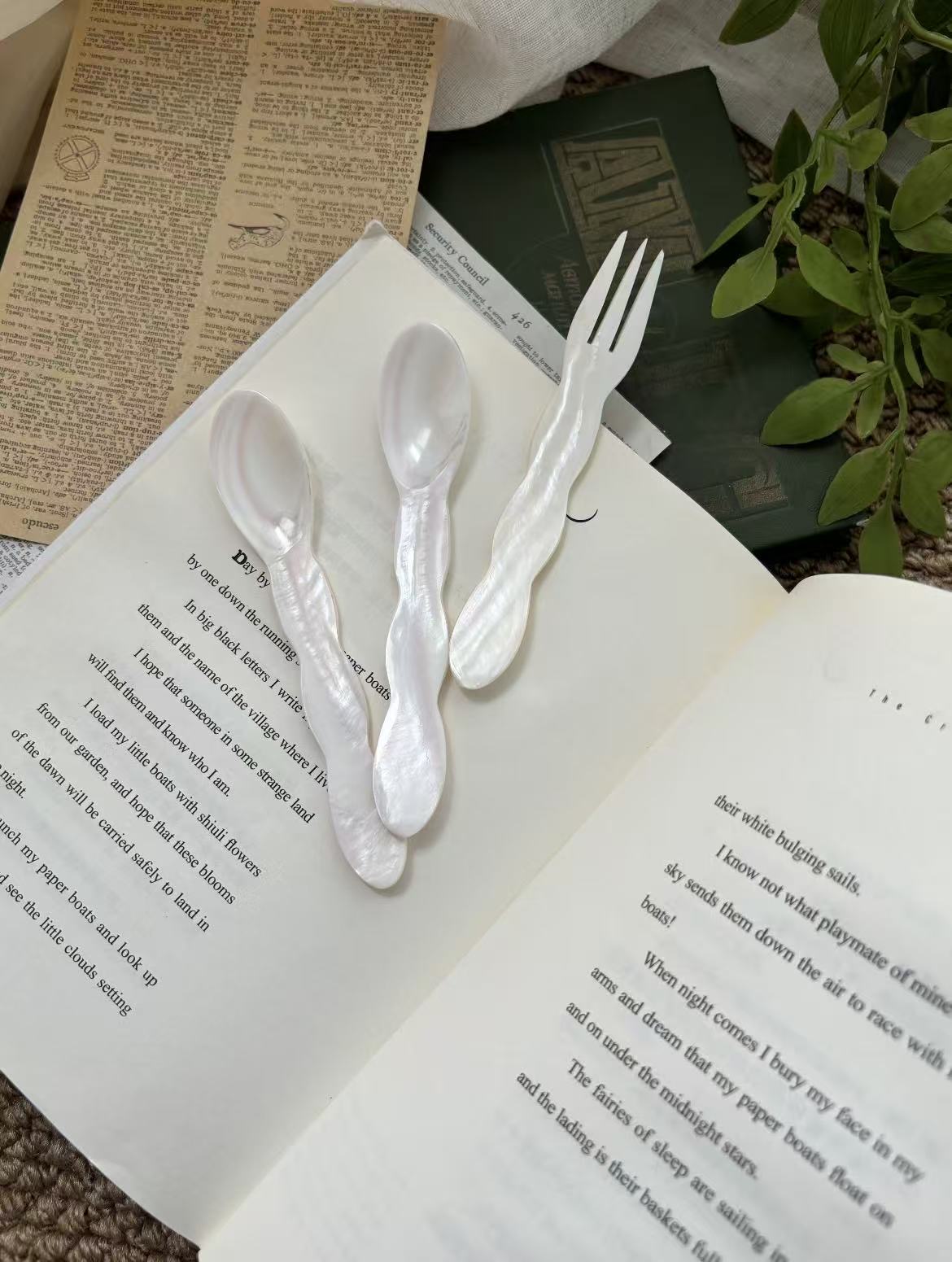 Wavy-patterned shell-shaped tableware