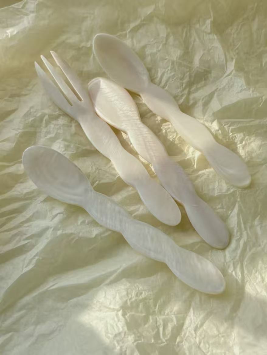 Wavy-patterned shell-shaped tableware