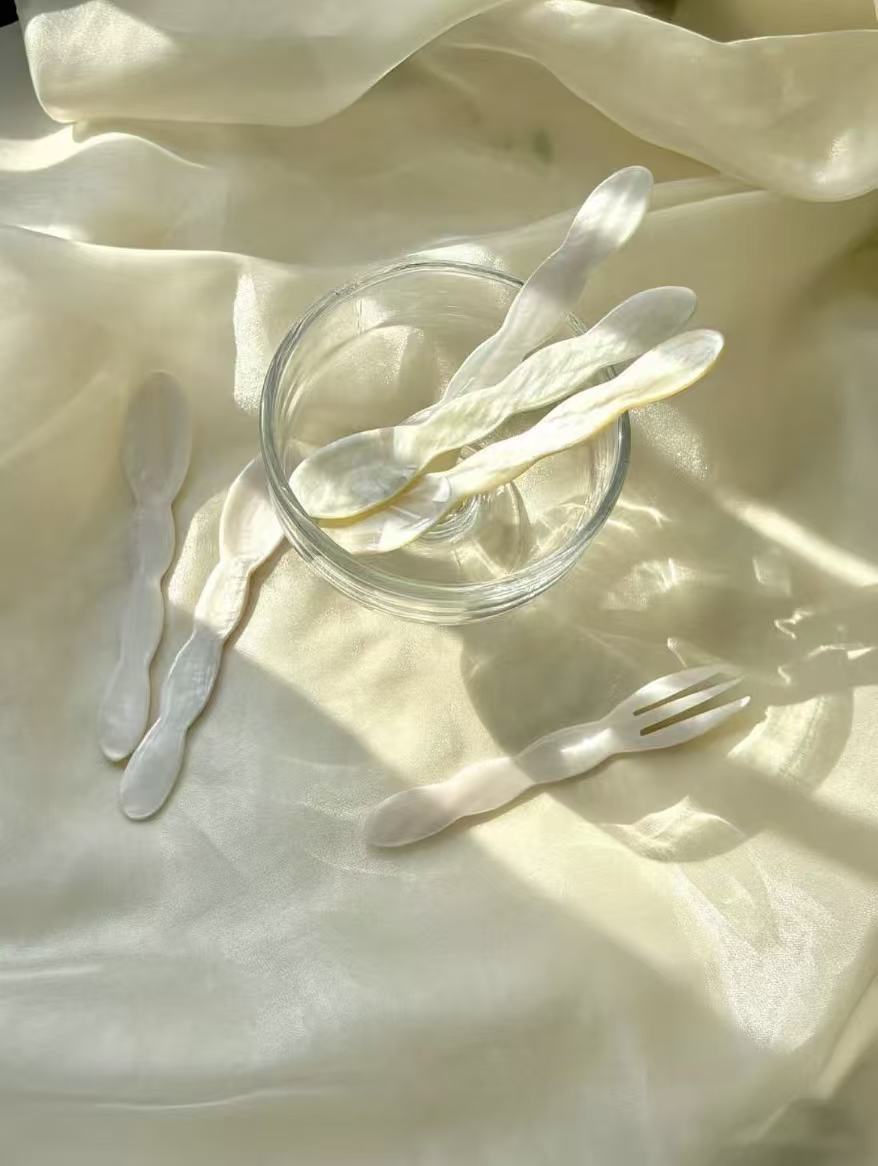 Wavy-patterned shell-shaped tableware
