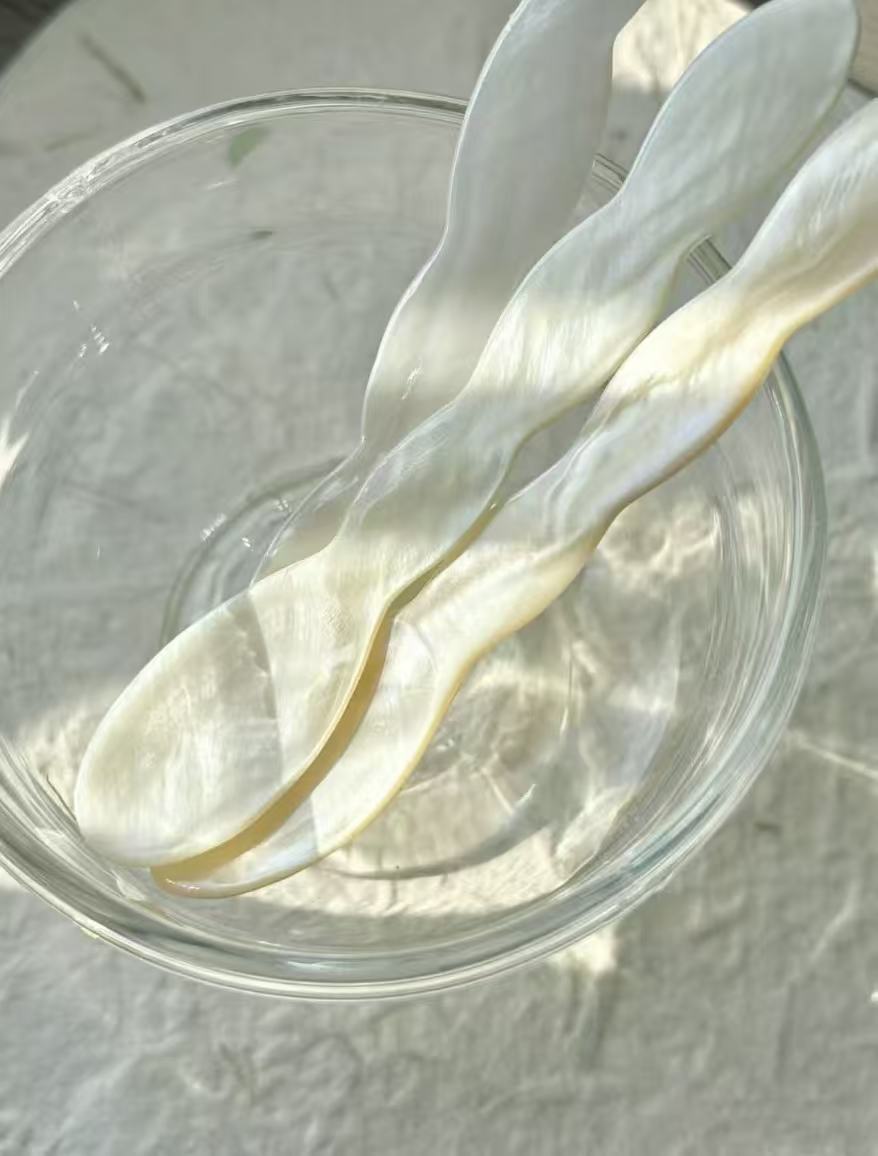 Wavy-patterned shell-shaped tableware