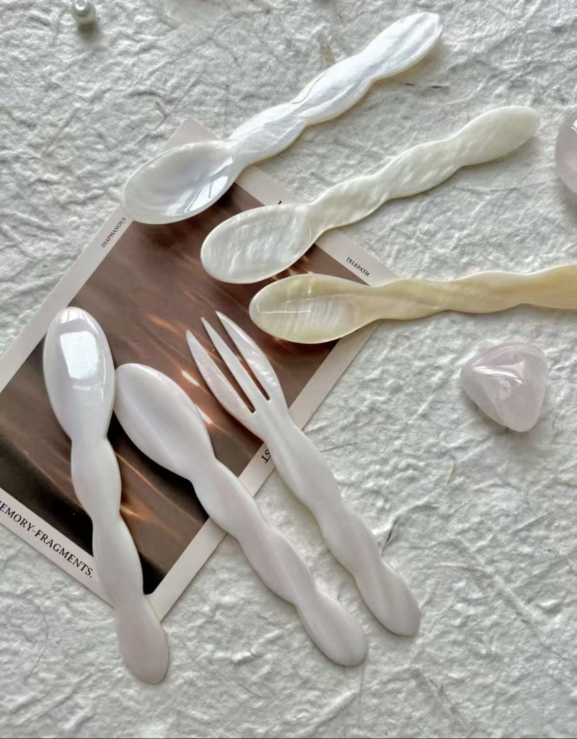 Wavy-patterned shell-shaped tableware