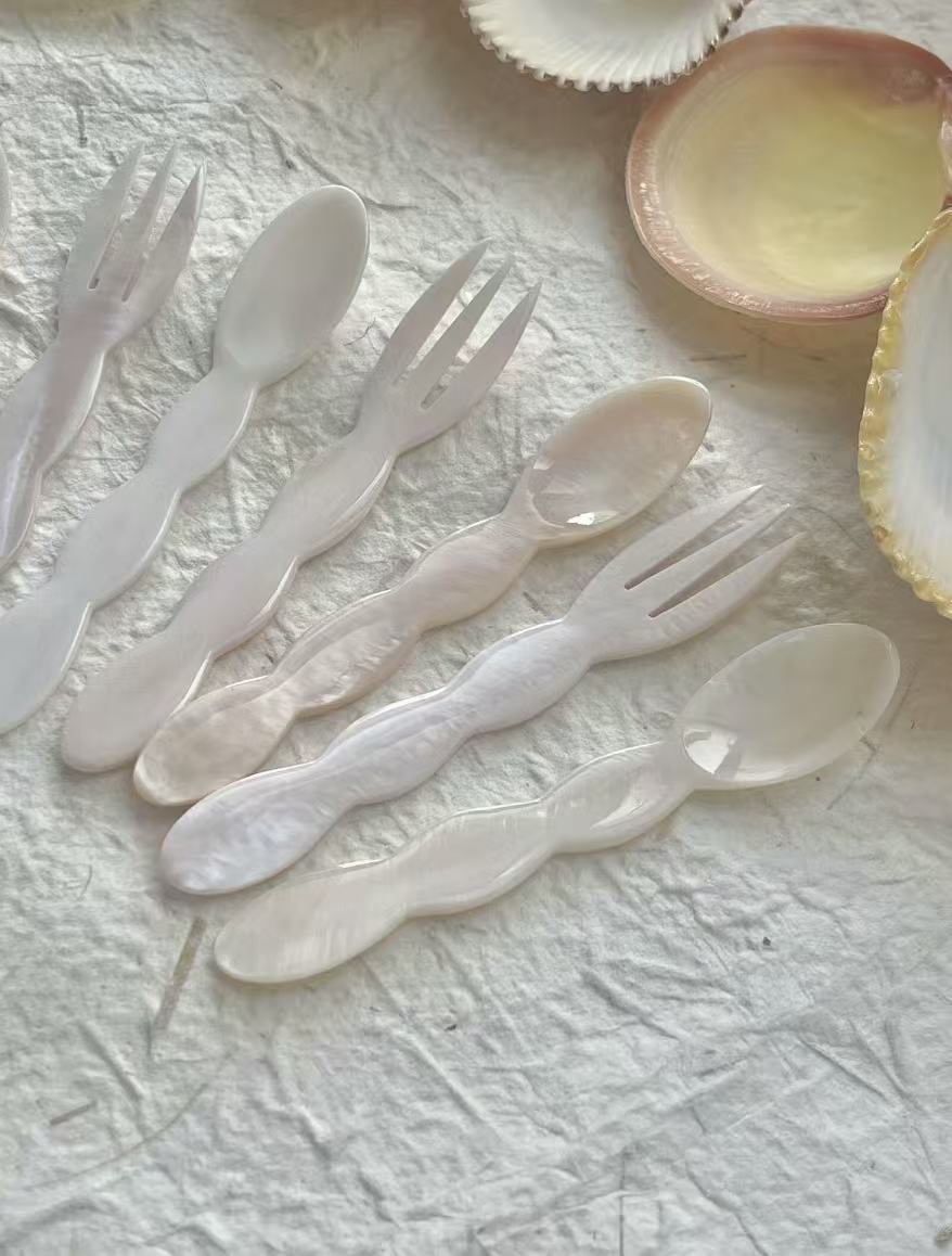 Wavy-patterned shell-shaped tableware