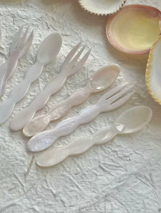Wavy-patterned shell-shaped tableware