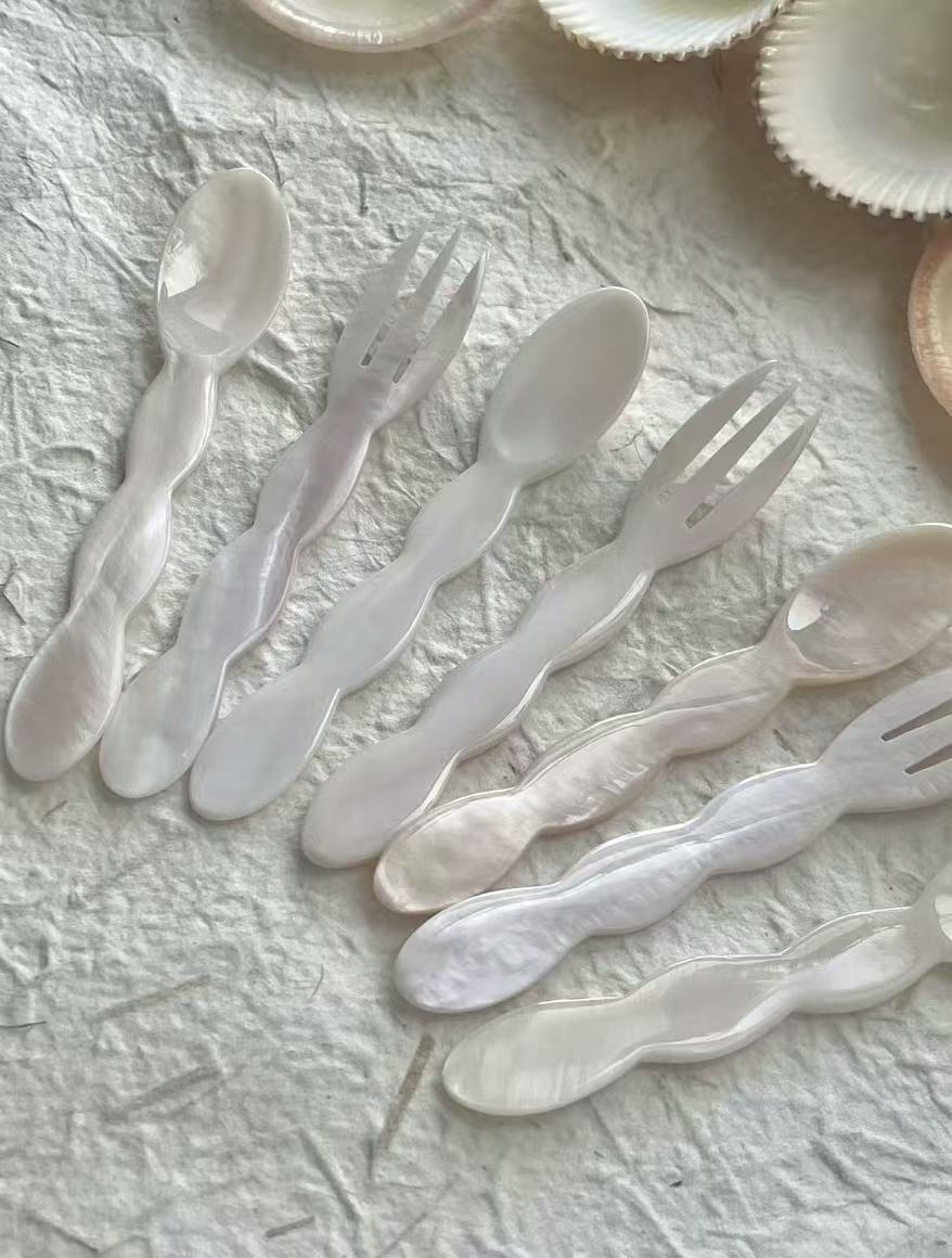 Wavy-patterned shell-shaped tableware