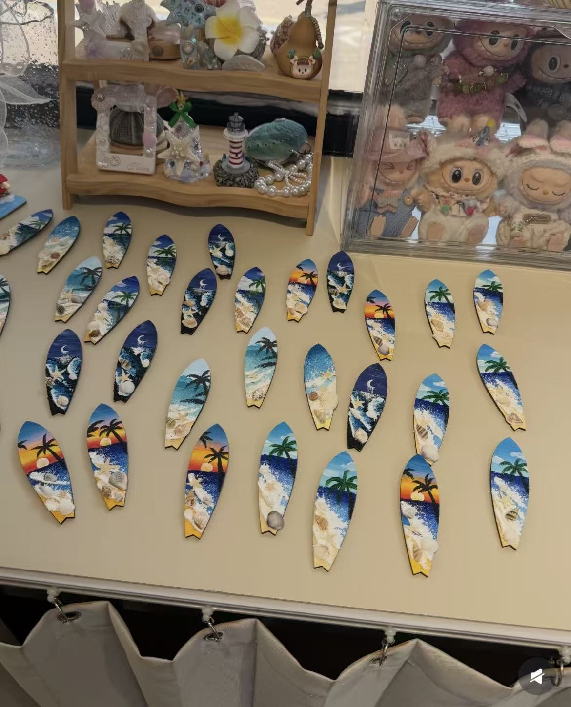 Shell-shaped surfboard fridge magnet