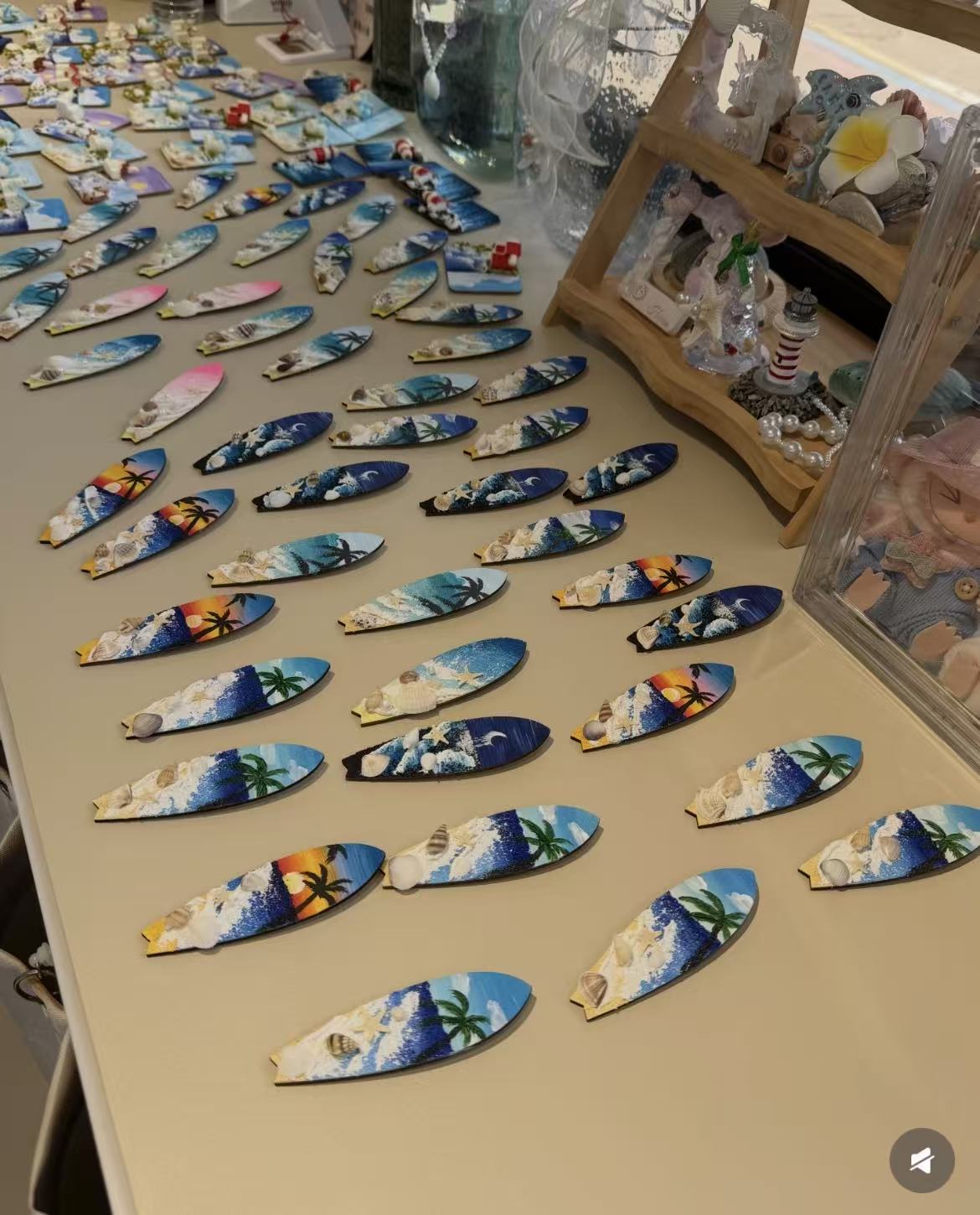 Shell-shaped surfboard fridge magnet