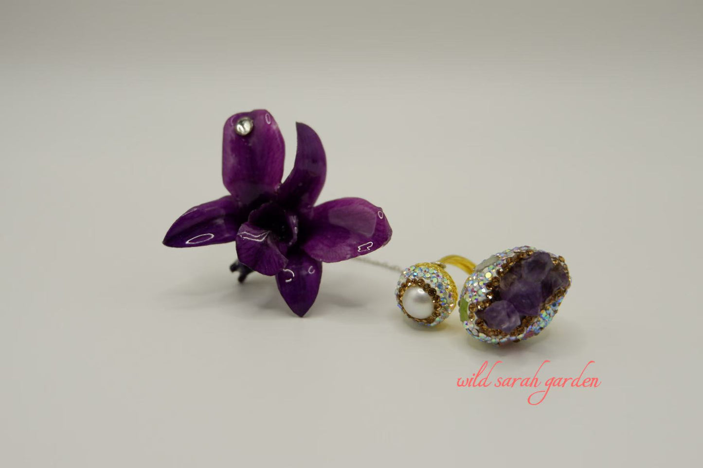 one of a kind (only one available)  Handmade Ring Set with Amethyst, Preserved Fresh Flower and Phalaenopsis。