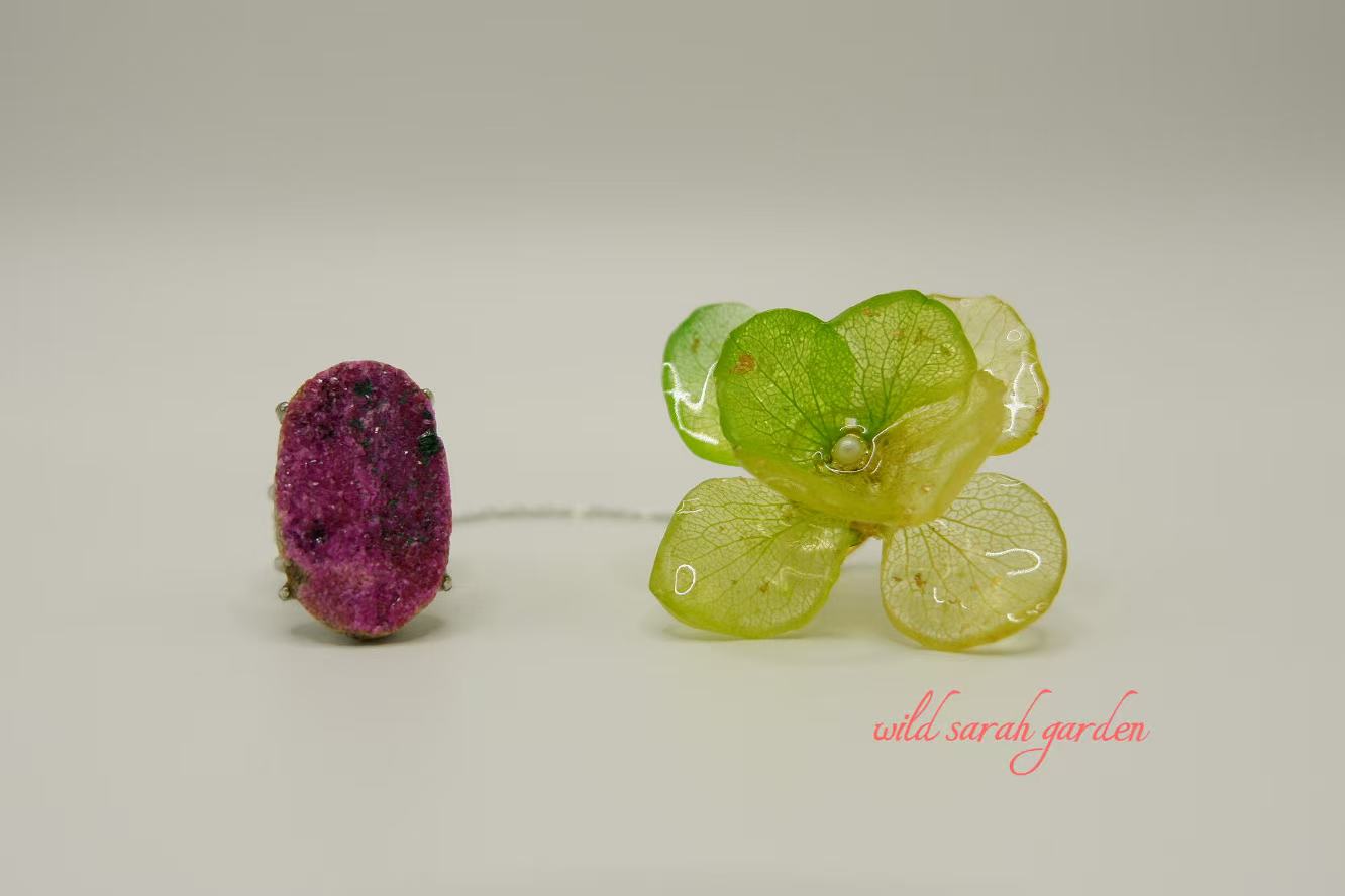 one of a kind (only one available)  Handmade Ring Set with Crystal Ore and Gradient Green Hydrangea