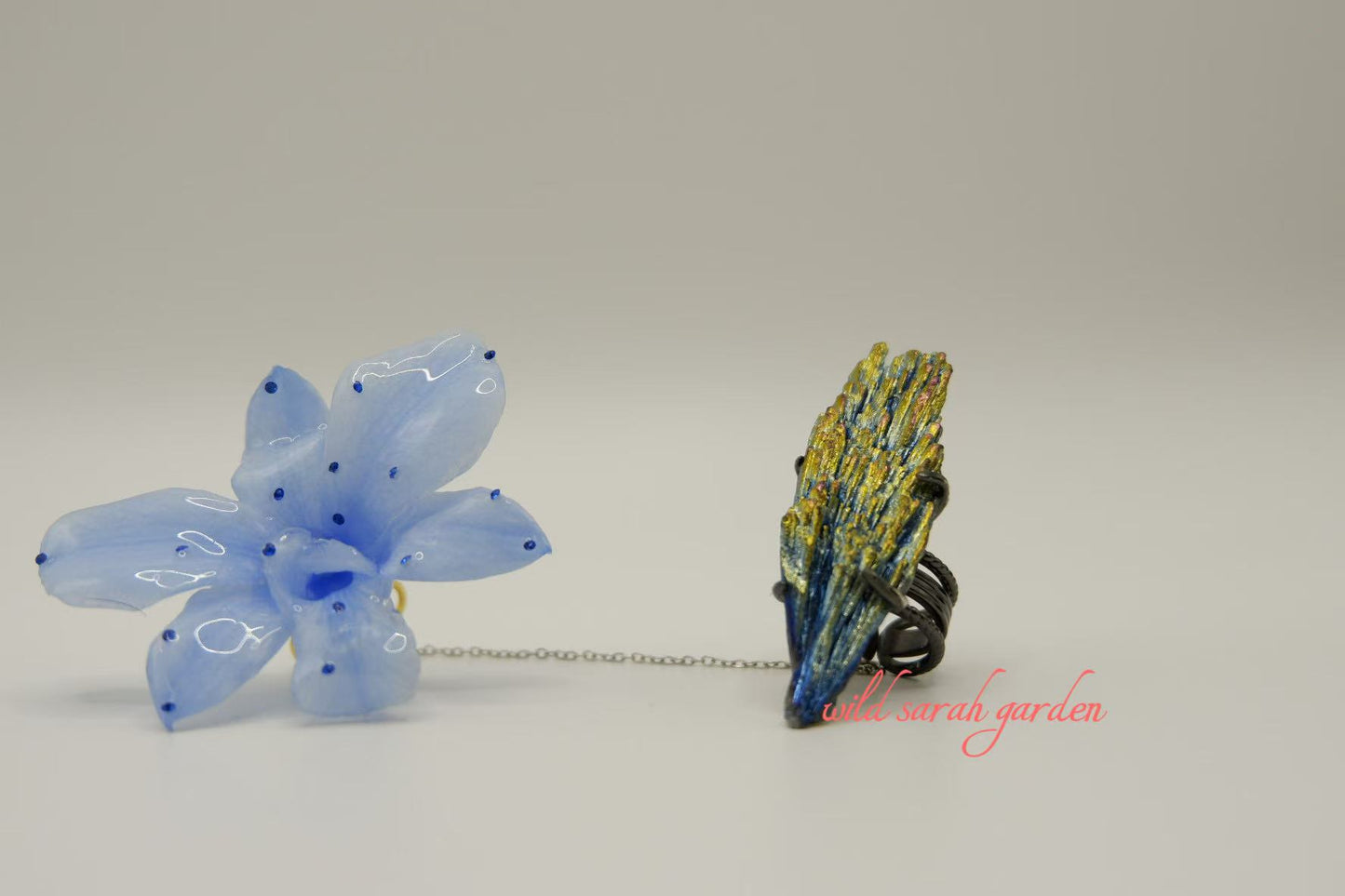 one of a kind (only one available)  Handmade Ring Set with Feather-shaped Azurite and Phalaenopsis。