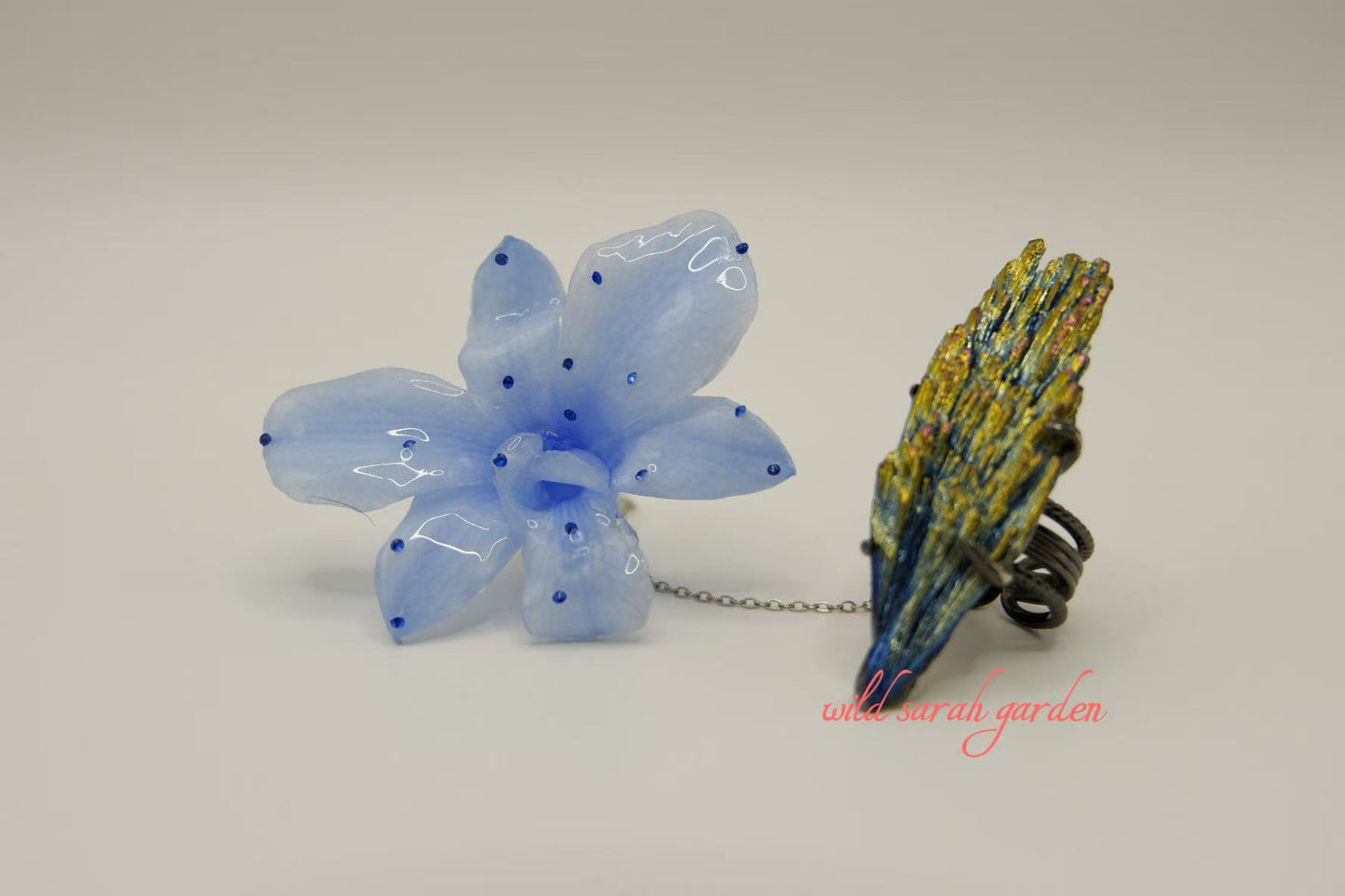 one of a kind (only one available)  Handmade Ring Set with Feather-shaped Azurite and Phalaenopsis。