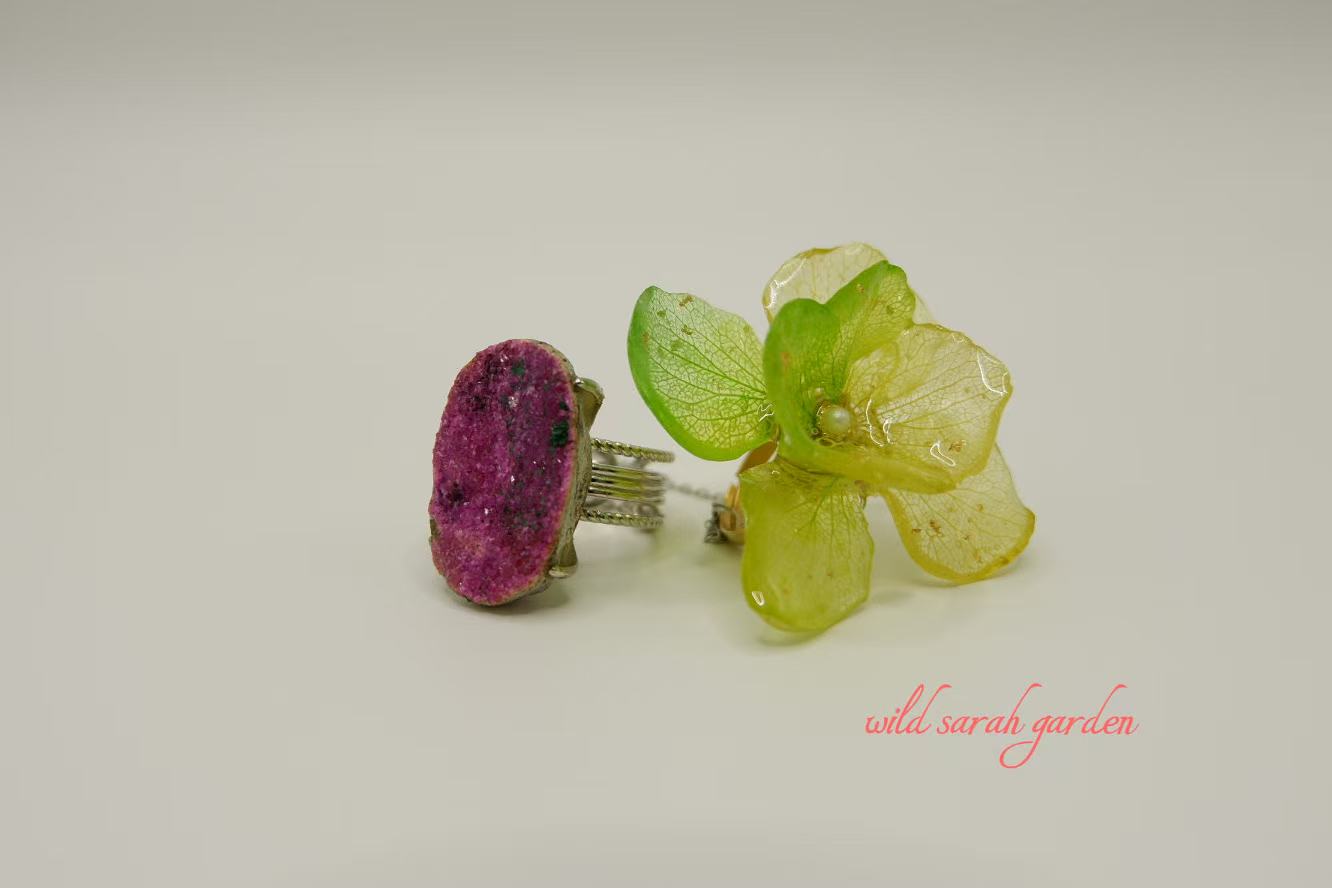 one of a kind (only one available)  Handmade Ring Set with Crystal Ore and Gradient Green Hydrangea