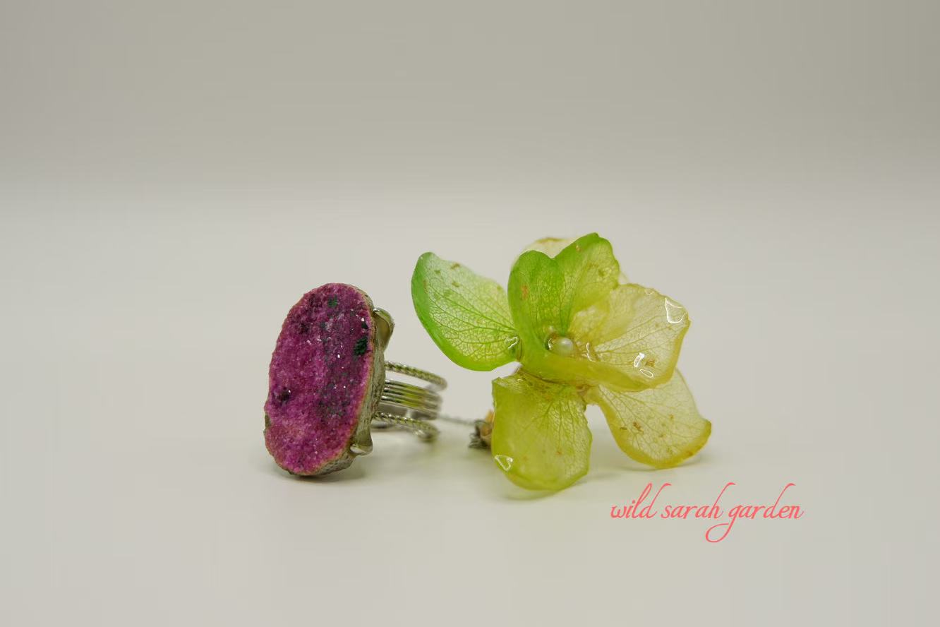 one of a kind (only one available)  Handmade Ring Set with Crystal Ore and Gradient Green Hydrangea